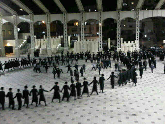 שמחה בבעלזא: נכד האדמו"ר סגר ווארט