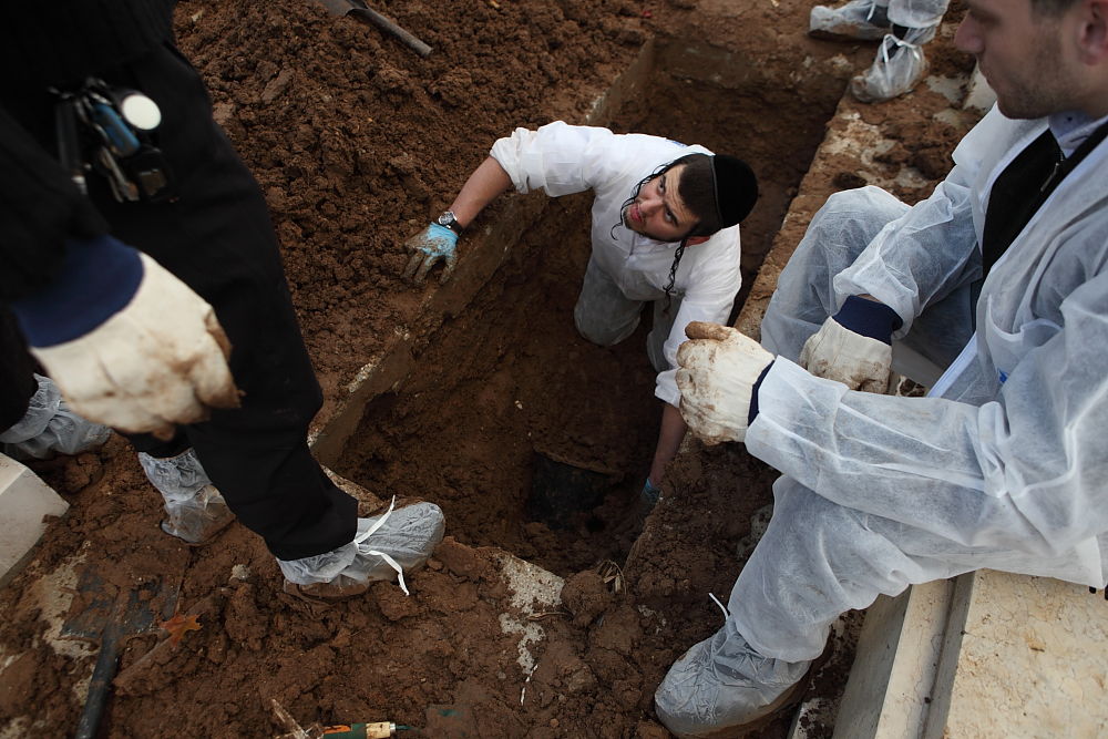 חי בתוך הקבר