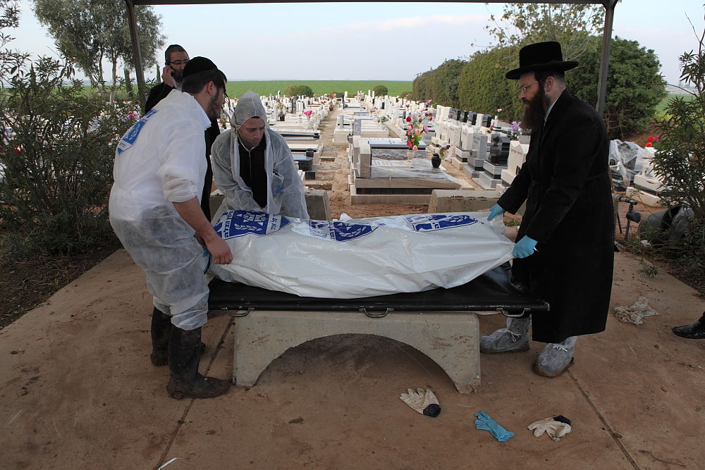 חי בתוך הקבר