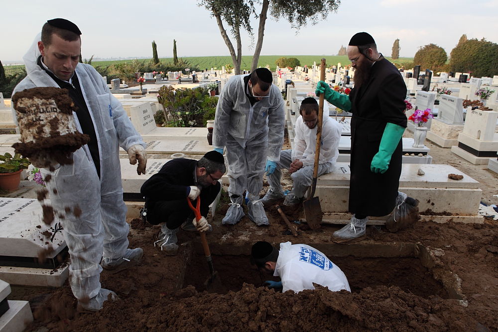 חי בתוך הקבר