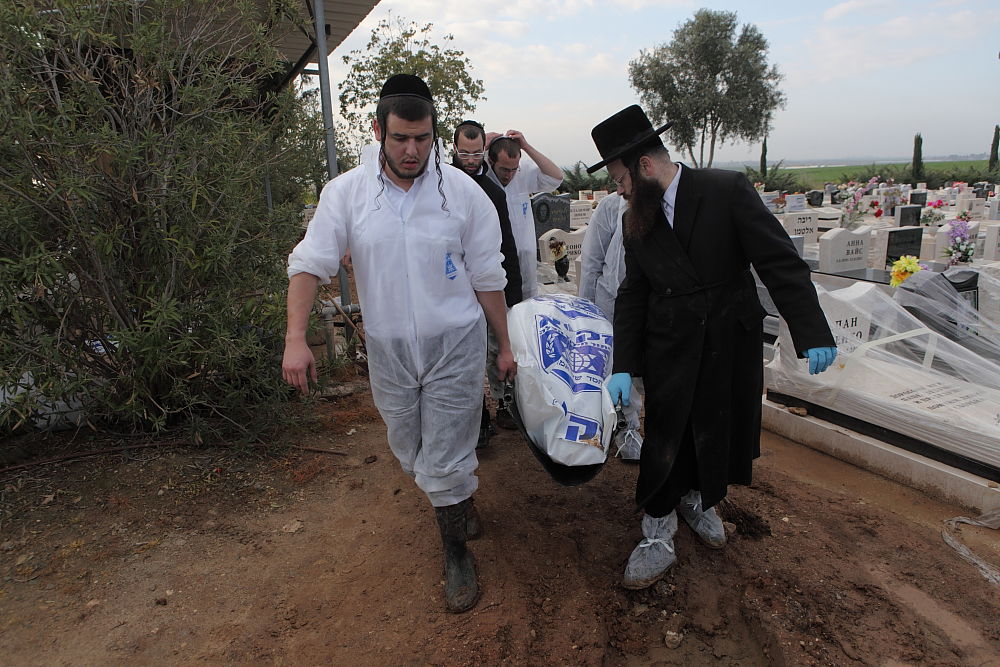 חי בתוך הקבר