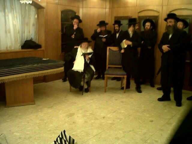 מיטת כ"ק האדמו"ר מנדבורנה הוצבה בחדר, החסידים בוכים