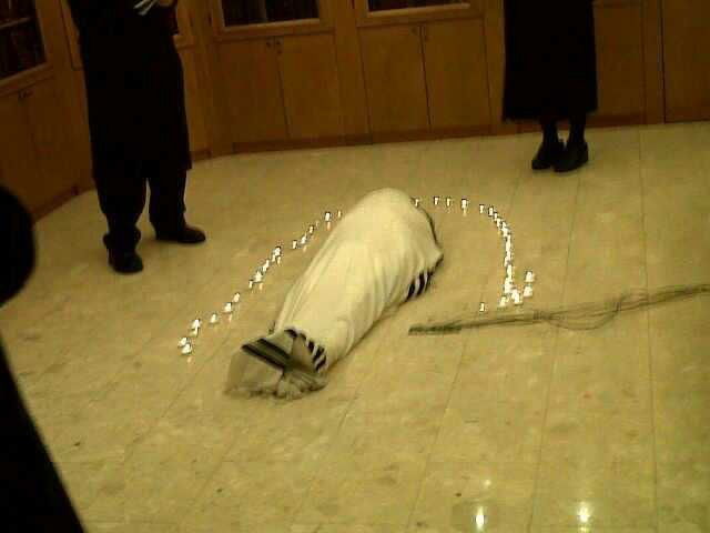 מיטת כ"ק האדמו"ר מנדבורנה הוצבה בחדר, החסידים בוכים