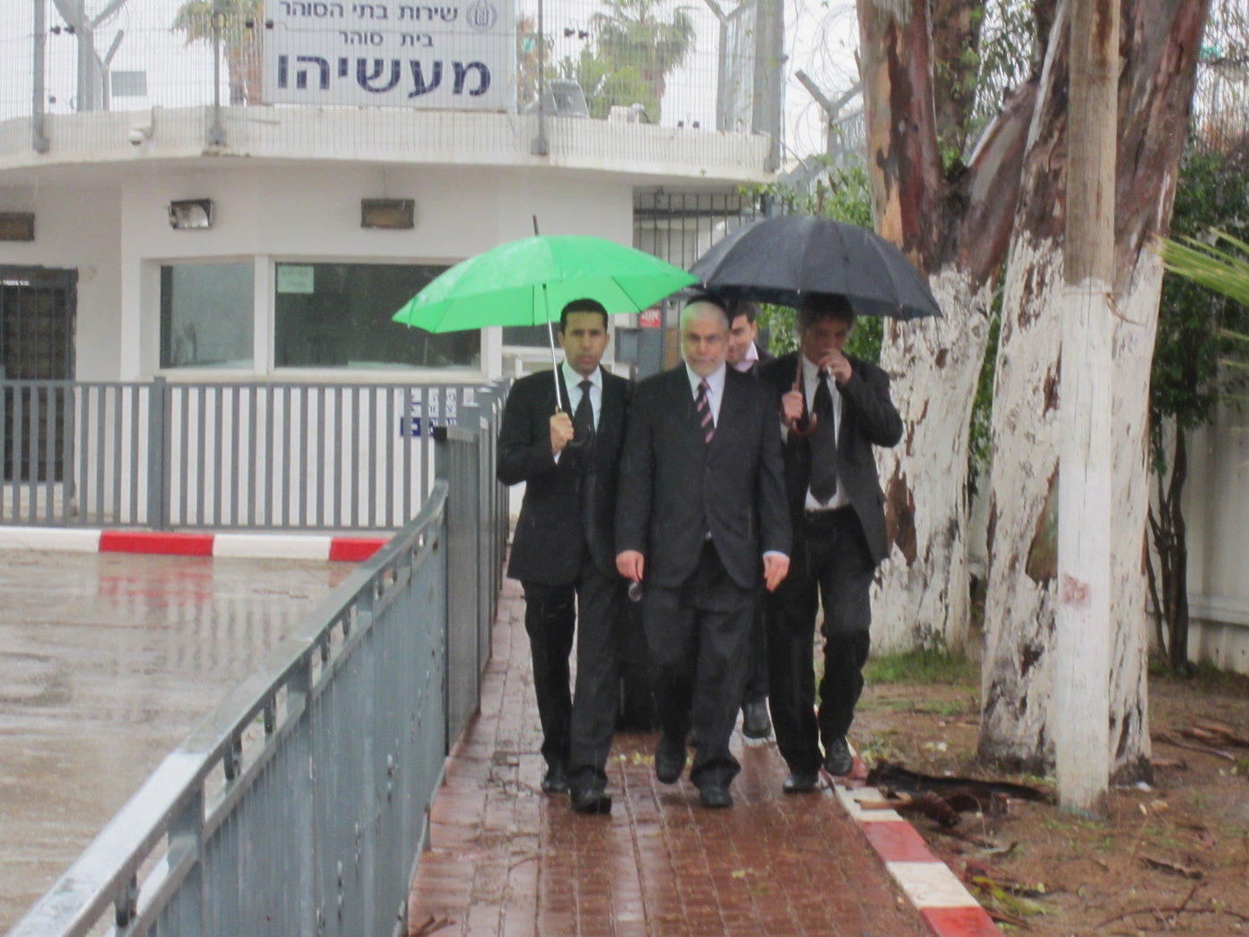 עם יין ועוגה: כך שוחרר שלמה בניזרי מהכלא