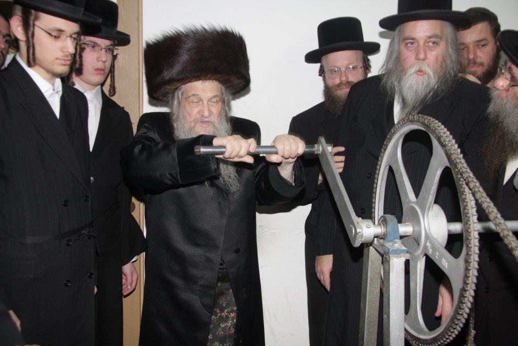 80 שנות תורה וחסידות • תמונות מחיי האדמו"ר מנדבורנה