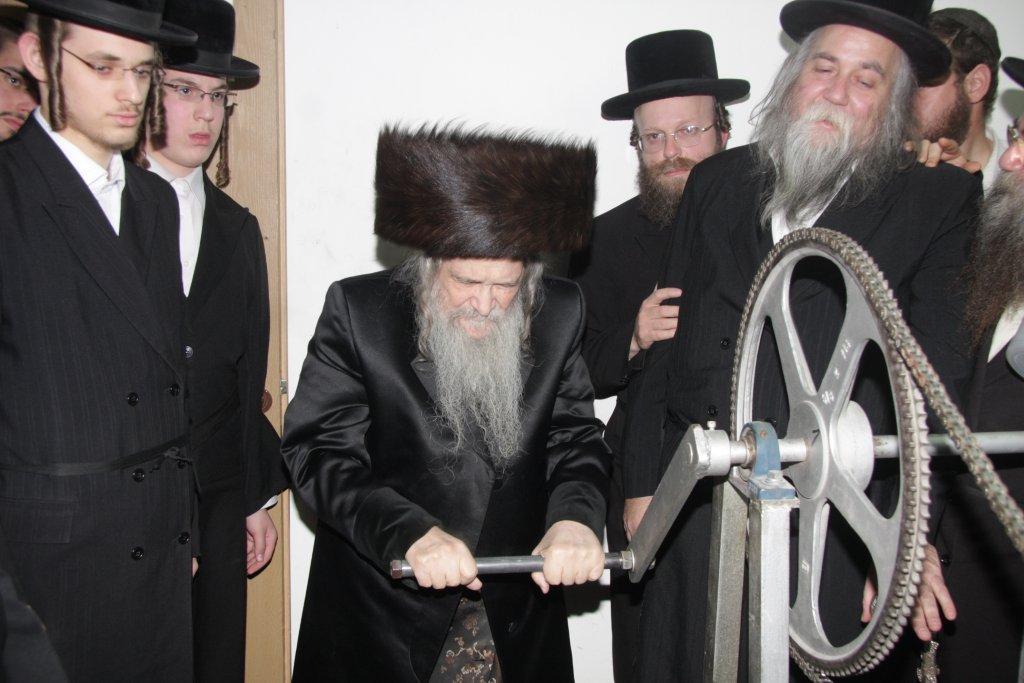 80 שנות תורה וחסידות • תמונות מחיי האדמו"ר מנדבורנה