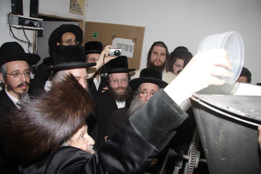 80 שנות תורה וחסידות • תמונות מחיי האדמו"ר מנדבורנה