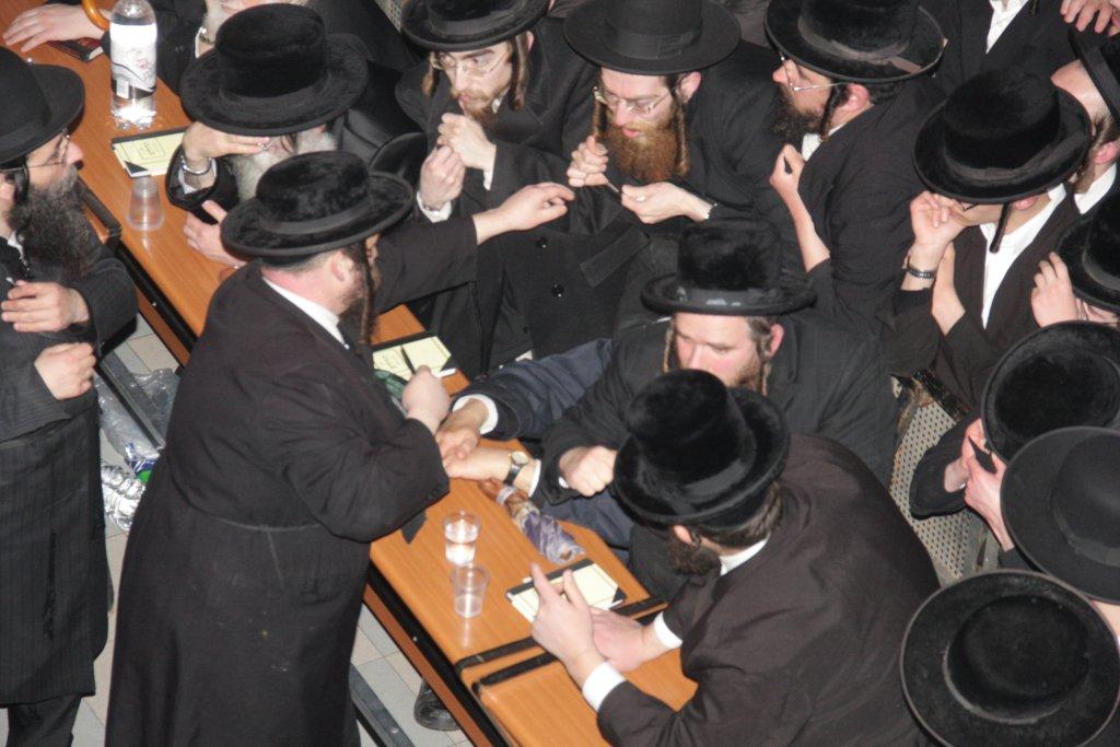 השמים בכו: אלפים בהלווית כ"ק אדמו"ר מנדבורנה זצ"ל