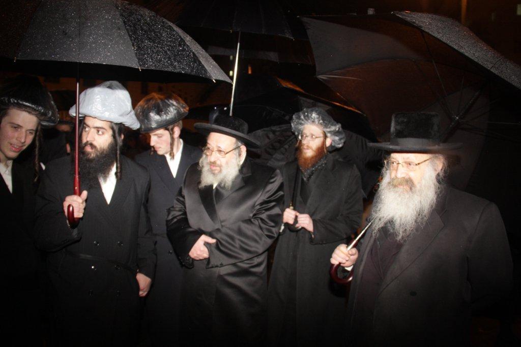 השמים בכו: אלפים בהלווית כ"ק אדמו"ר מנדבורנה זצ"ל