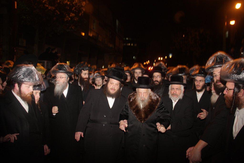 השמים בכו: אלפים בהלווית כ"ק אדמו"ר מנדבורנה זצ"ל