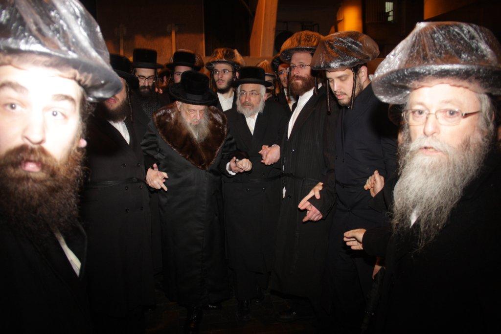 השמים בכו: אלפים בהלווית כ"ק אדמו"ר מנדבורנה זצ"ל