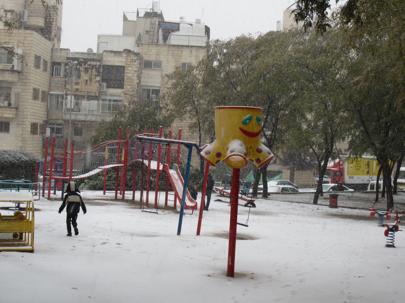 ירושלים מכוסה שלג, הלימודים בעיר הושבתו ● גלריה לבנה