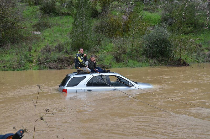 על גג הג'יפ, ממתינים לסירת הכבאים ● צפו בוידאו ותמונות