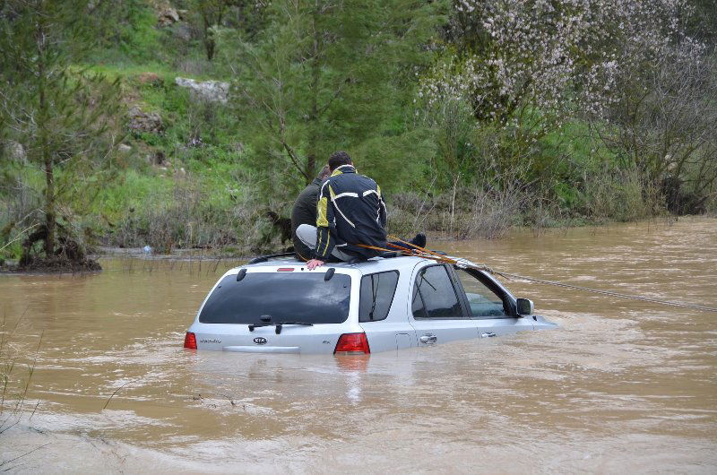 על גג הג'יפ, ממתינים לסירת הכבאים ● צפו בוידאו ותמונות
