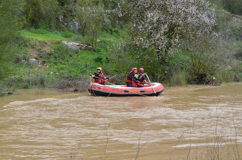 על גג הג'יפ, ממתינים לסירת הכבאים ● צפו בוידאו ותמונות