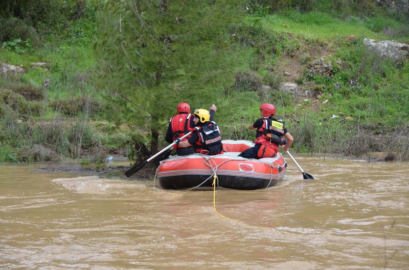על גג הג'יפ, ממתינים לסירת הכבאים ● צפו בוידאו ותמונות