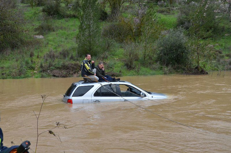 על גג הג'יפ, ממתינים לסירת הכבאים ● צפו בוידאו ותמונות