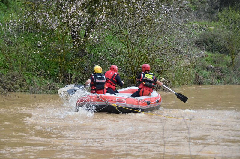 על גג הג'יפ, ממתינים לסירת הכבאים ● צפו בוידאו ותמונות