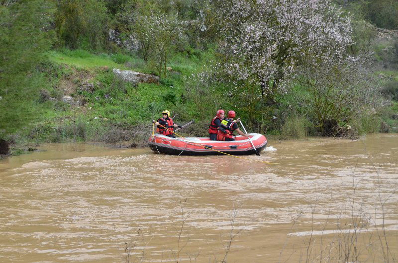 על גג הג'יפ, ממתינים לסירת הכבאים ● צפו בוידאו ותמונות