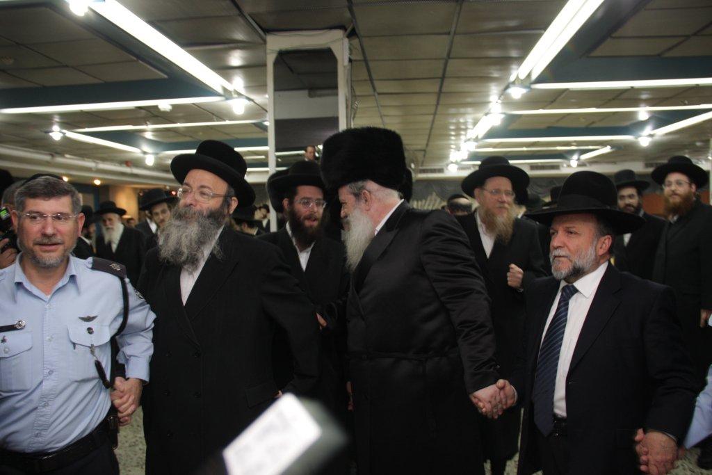 אחדות: העסקונה החרדית בחתונת בתו של חנוך זייברט