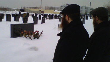 בבית העלמין המושלג