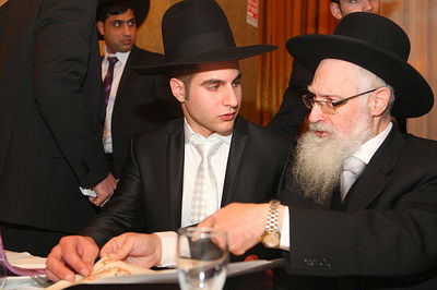 בצל המחלה והטיפולים: הרב יעקב יוסף חיתן את בנו בי-ם