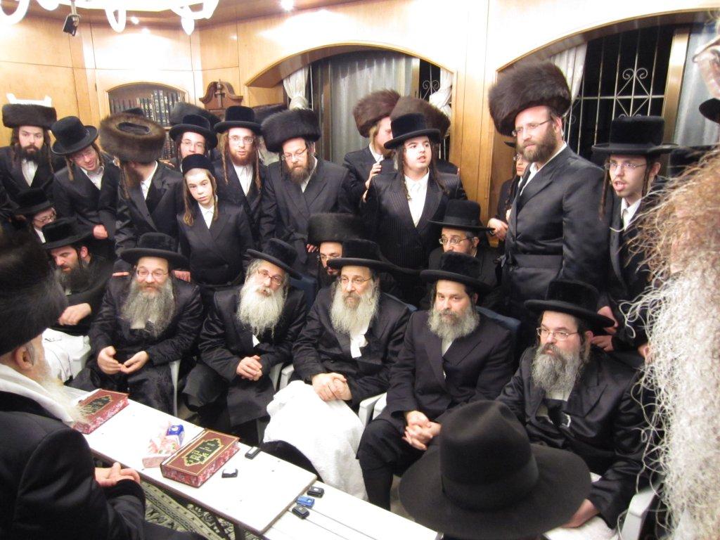 צפו בגלריה: אלפים נוהרים לנחם בחצר נדבורנה