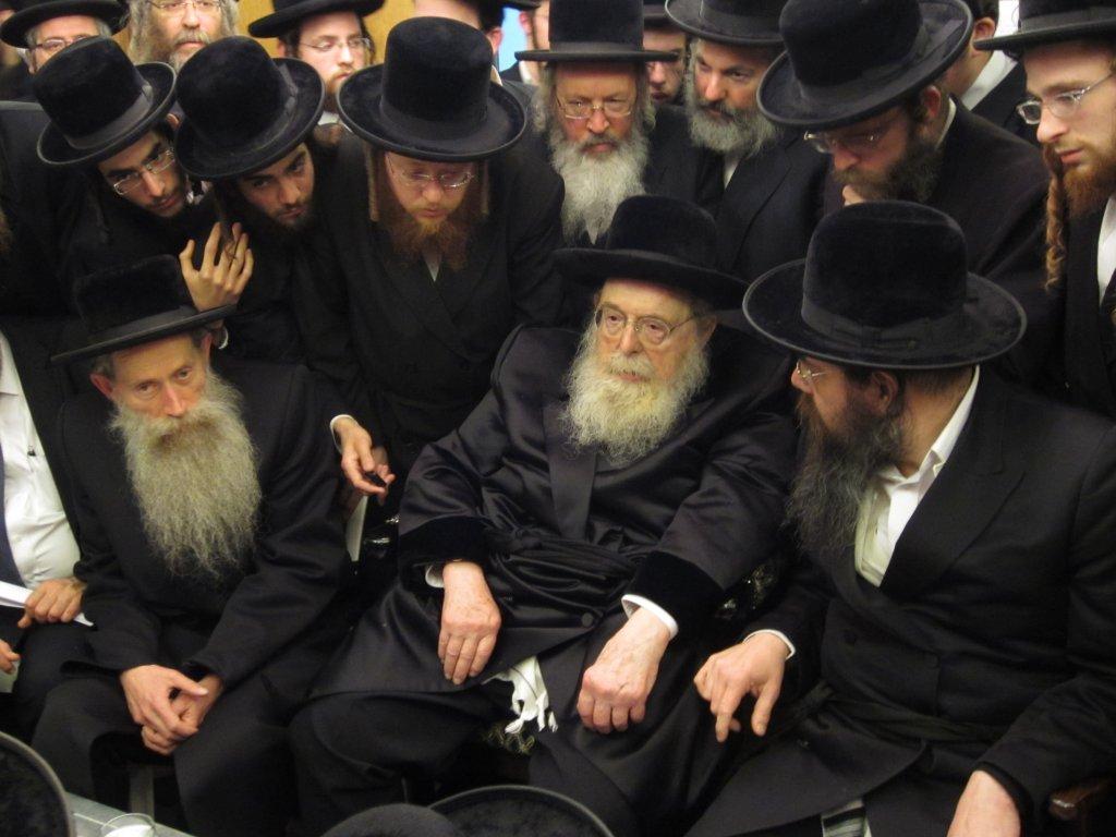 צפו בגלריה: אלפים נוהרים לנחם בחצר נדבורנה