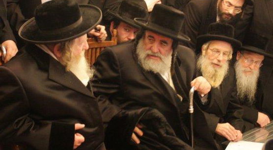 צפו בגלריה: אלפים נוהרים לנחם בחצר נדבורנה