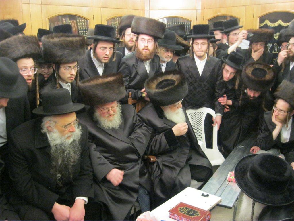 צפו בגלריה: אלפים נוהרים לנחם בחצר נדבורנה