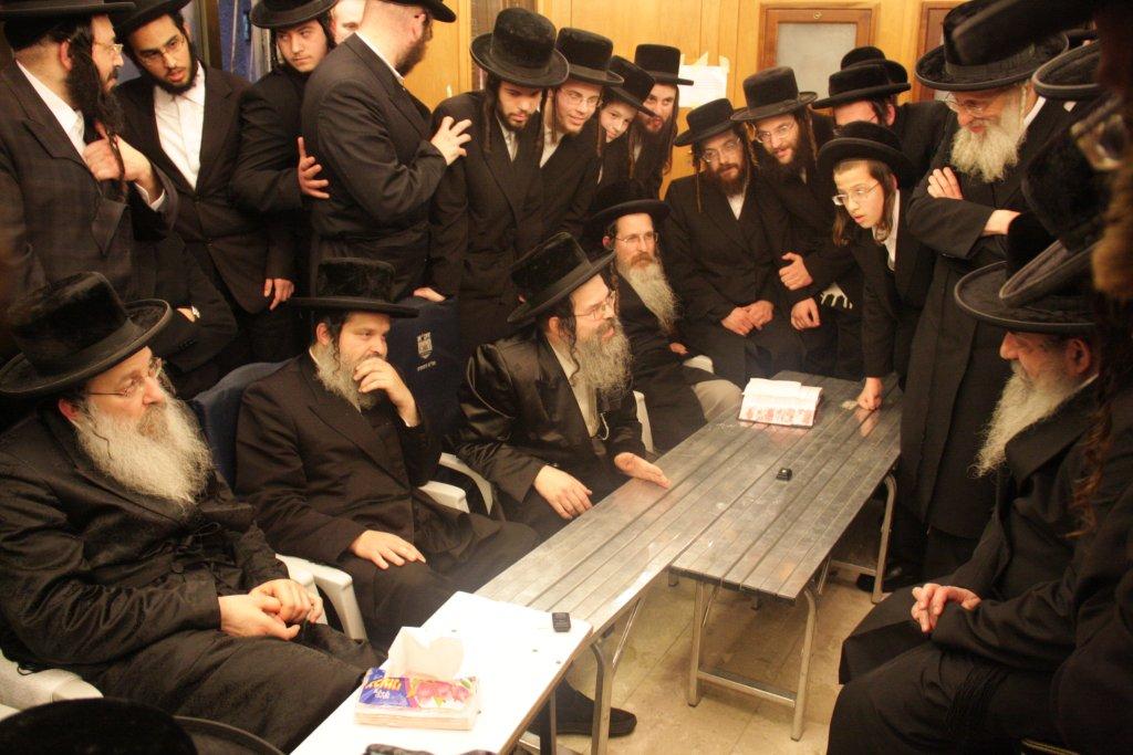 צפו בגלריה: אלפים נוהרים לנחם בחצר נדבורנה