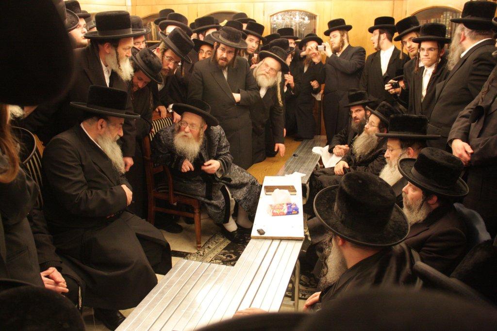 צפו בגלריה: אלפים נוהרים לנחם בחצר נדבורנה