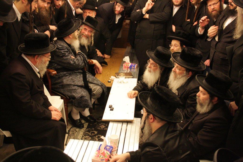 צפו בגלריה: אלפים נוהרים לנחם בחצר נדבורנה