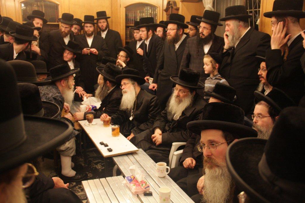 צפו בגלריה: אלפים נוהרים לנחם בחצר נדבורנה