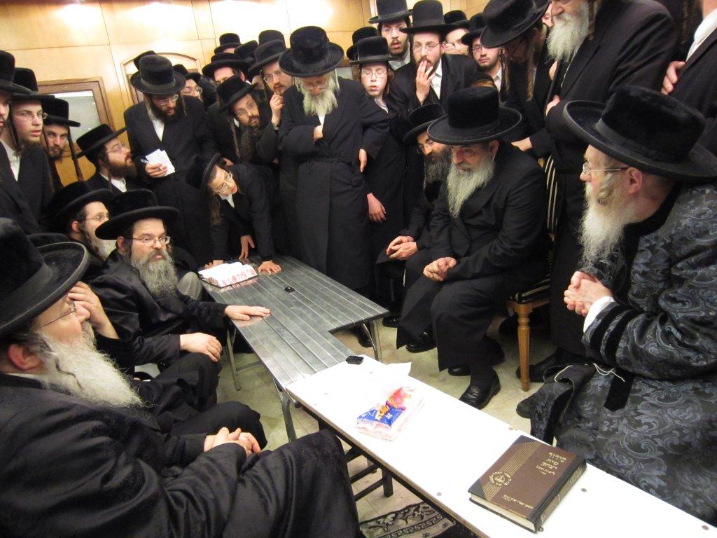 צפו בגלריה: אלפים נוהרים לנחם בחצר נדבורנה