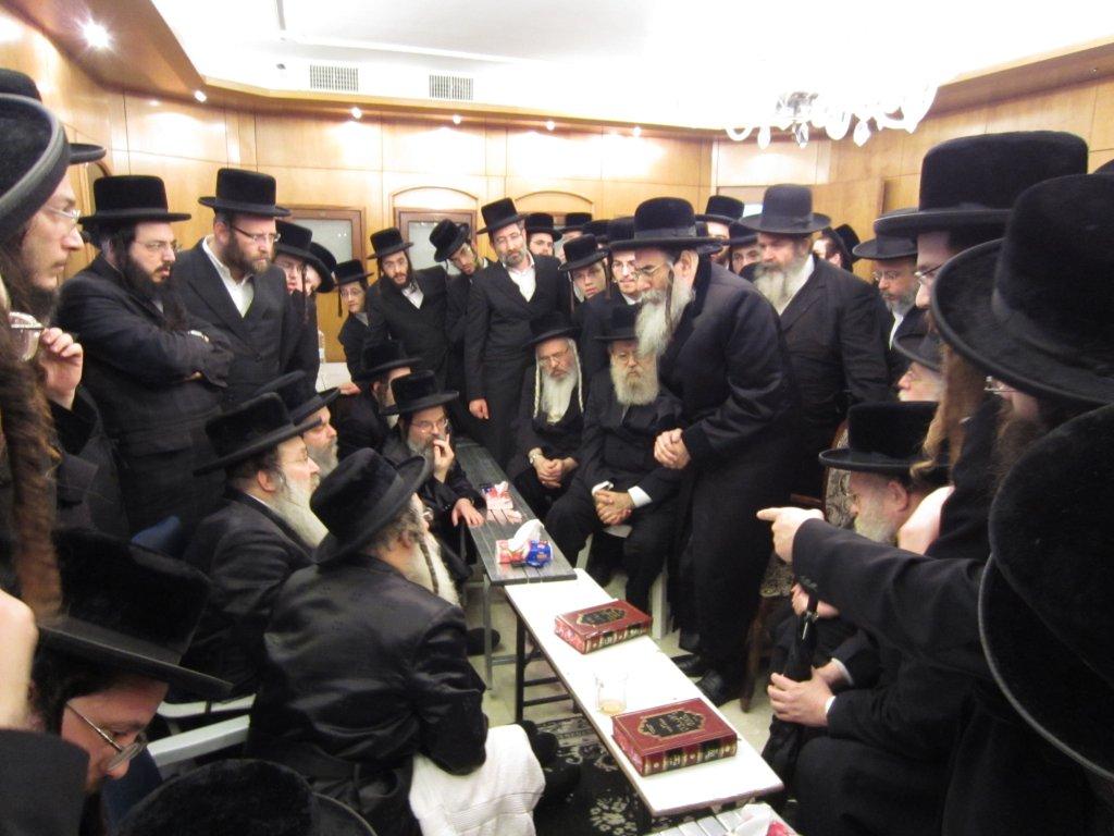 צפו בגלריה: אלפים נוהרים לנחם בחצר נדבורנה