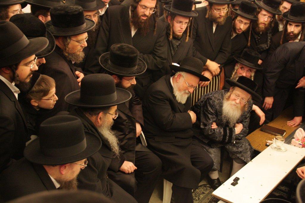 צפו בגלריה: אלפים נוהרים לנחם בחצר נדבורנה