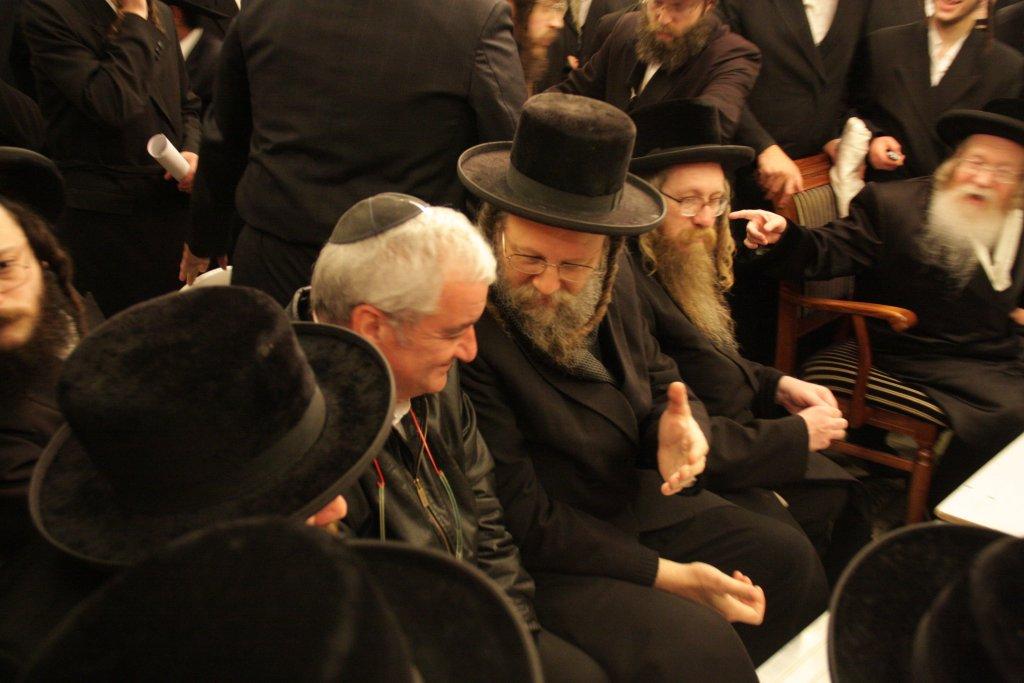 צפו בגלריה: אלפים נוהרים לנחם בחצר נדבורנה