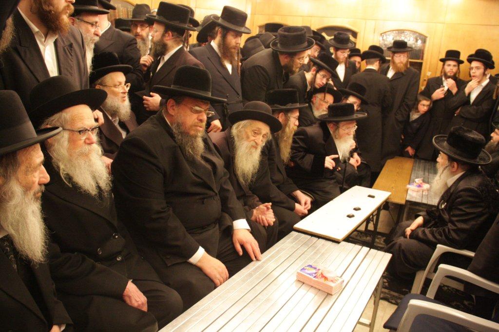 צפו בגלריה: אלפים נוהרים לנחם בחצר נדבורנה