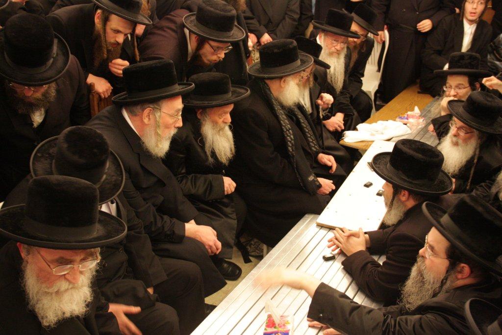 צפו בגלריה: אלפים נוהרים לנחם בחצר נדבורנה