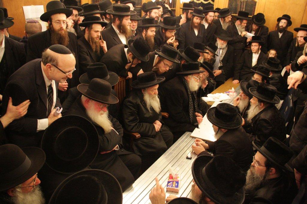 צפו בגלריה: אלפים נוהרים לנחם בחצר נדבורנה