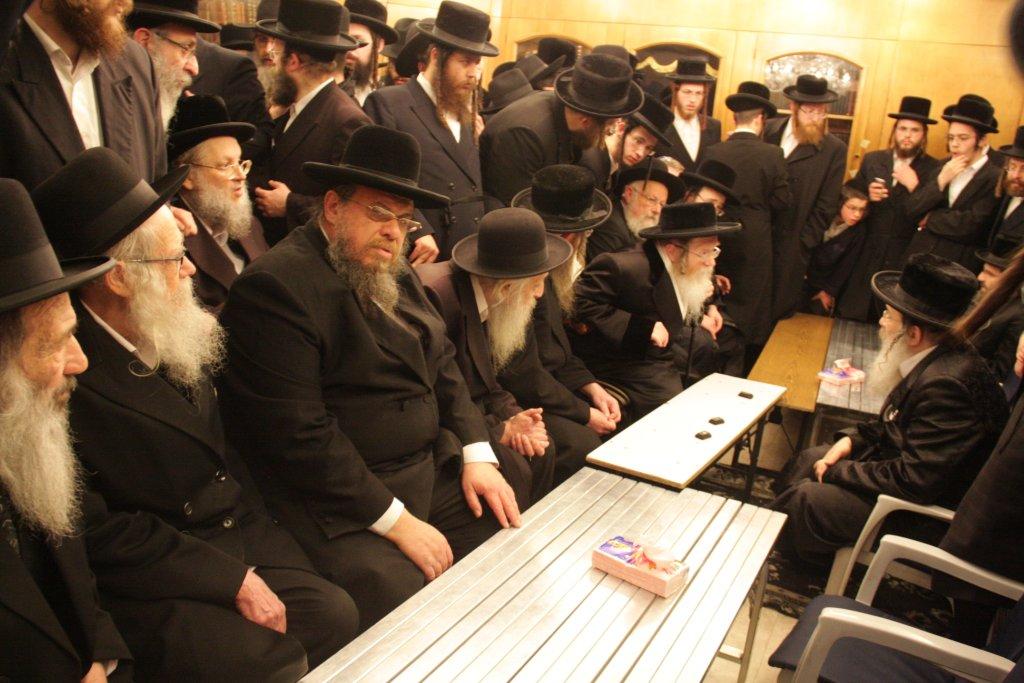 צפו בגלריה: אלפים נוהרים לנחם בחצר נדבורנה