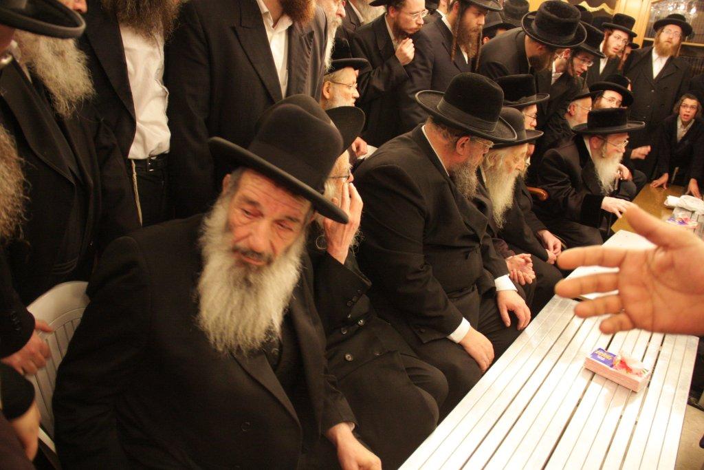 צפו בגלריה: אלפים נוהרים לנחם בחצר נדבורנה