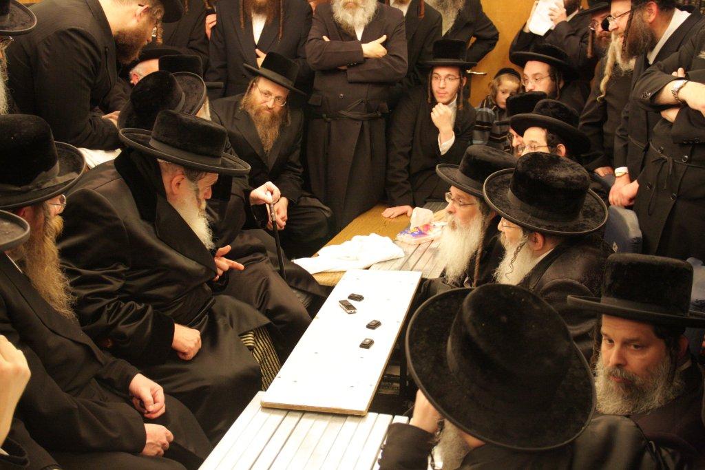 צפו בגלריה: אלפים נוהרים לנחם בחצר נדבורנה