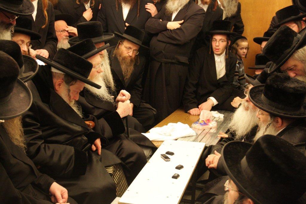 צפו בגלריה: אלפים נוהרים לנחם בחצר נדבורנה