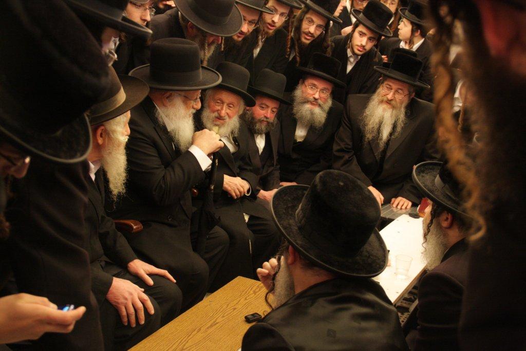 צפו בגלריה: אלפים נוהרים לנחם בחצר נדבורנה