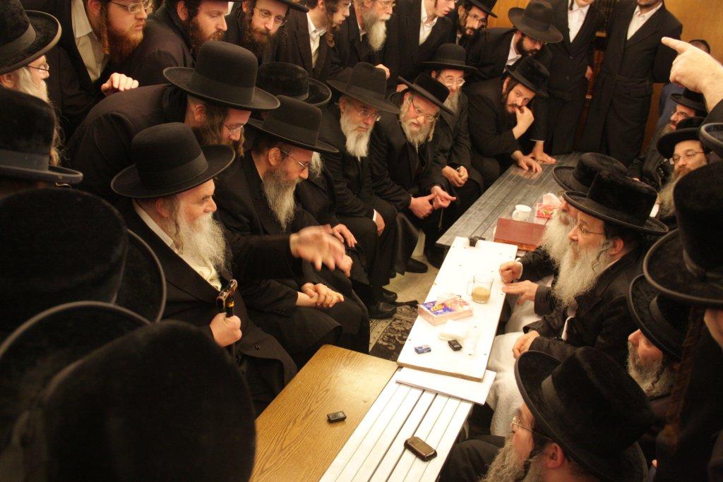 צפו בגלריה: אלפים נוהרים לנחם בחצר נדבורנה