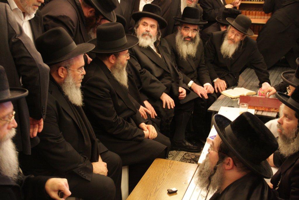 צפו בגלריה: אלפים נוהרים לנחם בחצר נדבורנה