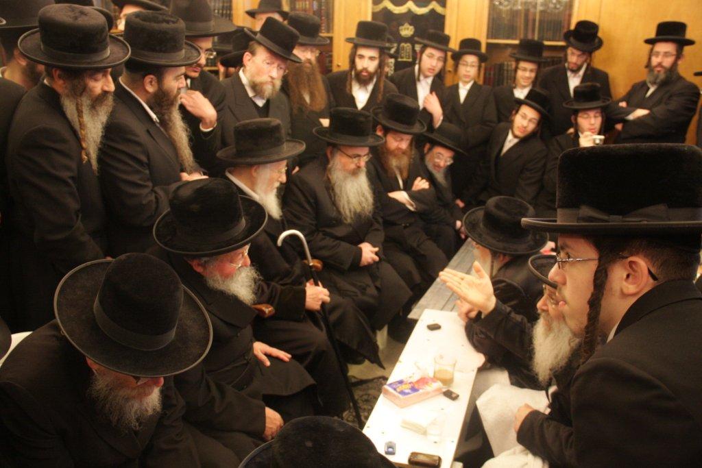 צפו בגלריה: אלפים נוהרים לנחם בחצר נדבורנה