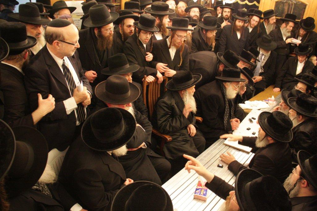 צפו בגלריה: אלפים נוהרים לנחם בחצר נדבורנה